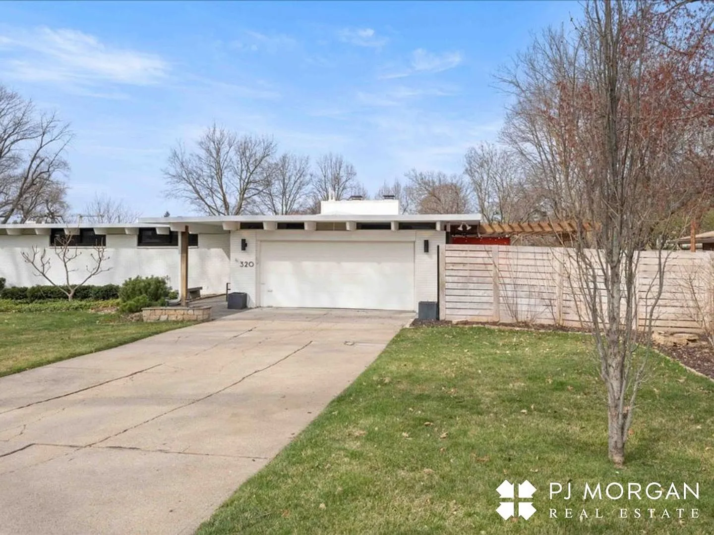 Gorgeous 3 bedroom, 2.5 Bathroom Home - Available Immediately — Photo 3