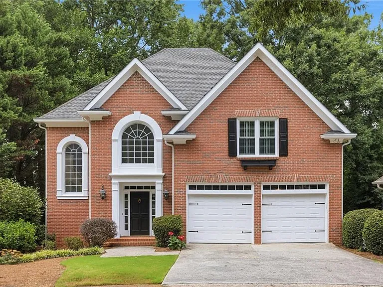 4563 Fountain Dr NE — Photo 1