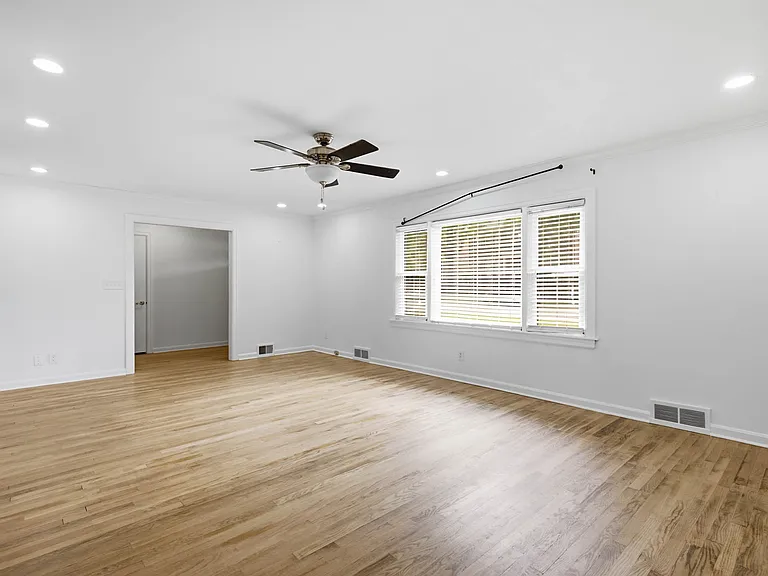 2037 Griffith Ave — Photo 8