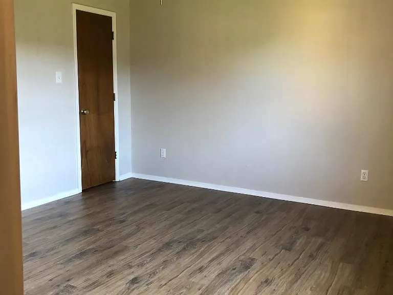 1306 Regina St — Photo 12