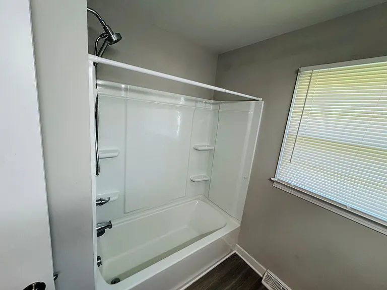 799 Sunderland Rd SW — Photo 9