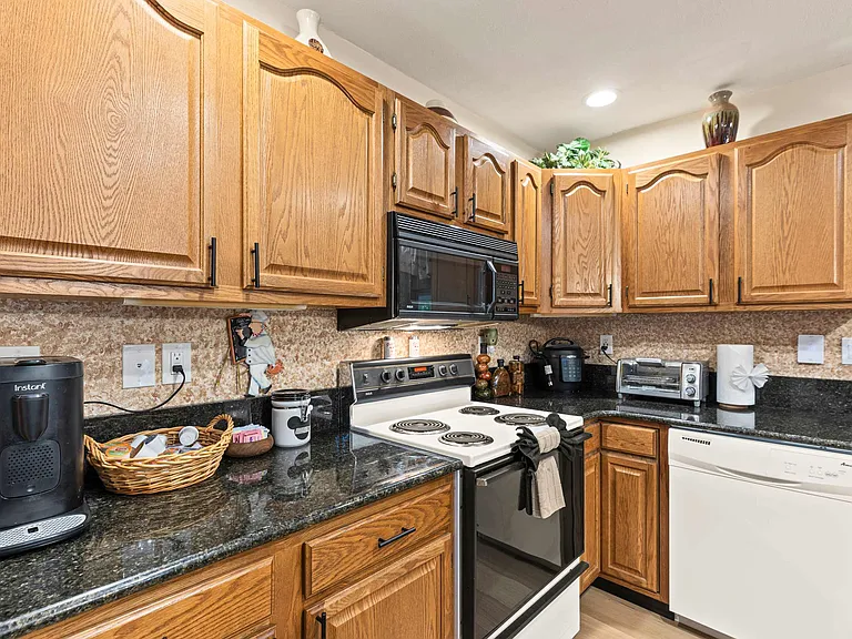 2174 Lakeview Dr E — Photo 12