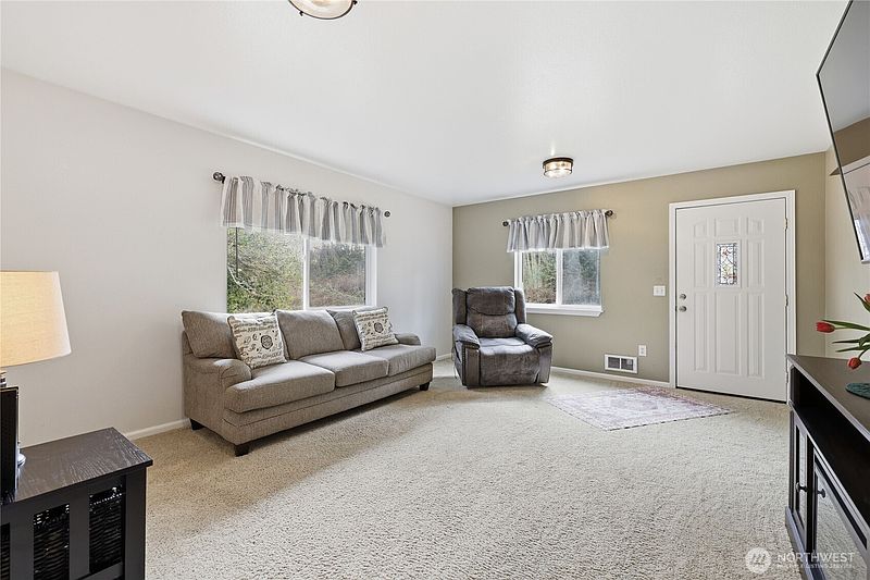 5th image of 331 Bachelor Road