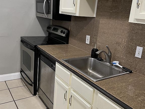 2nd image of 802 E 42nd St Unit 1