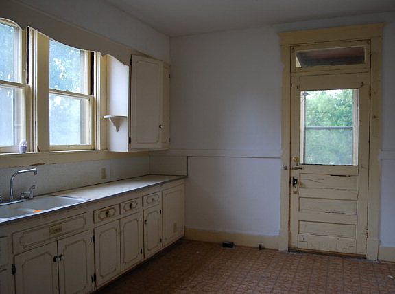 4th image of 1722 W Main St