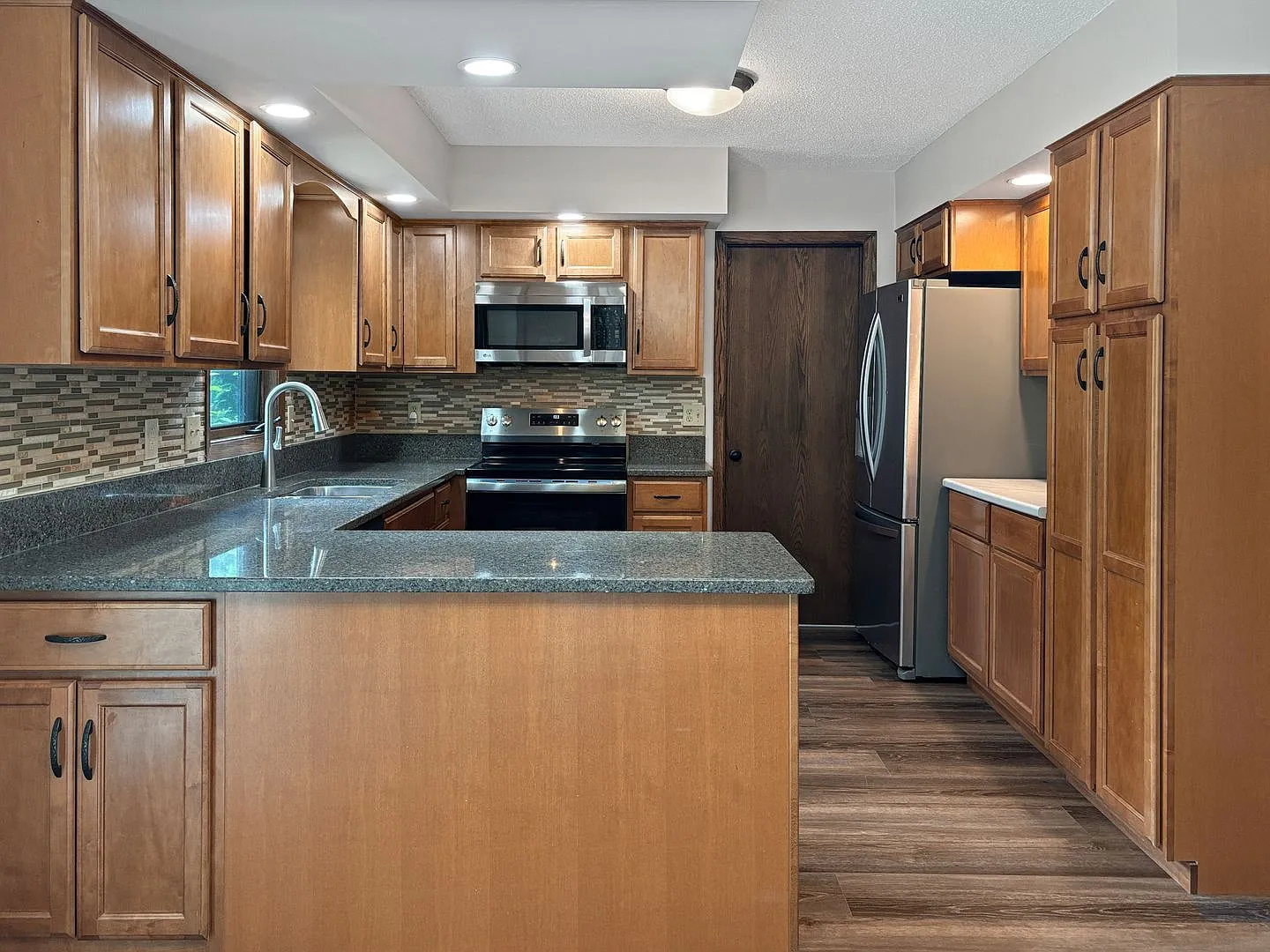 6 bed, 3.0 bath, 3155 sqft, $2,945 — Photo 2