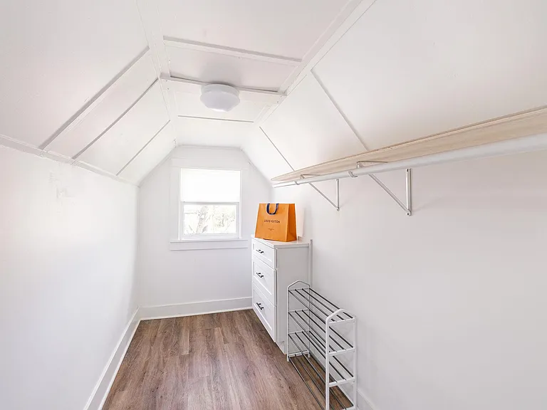 Oversized closet to keep you organized!
