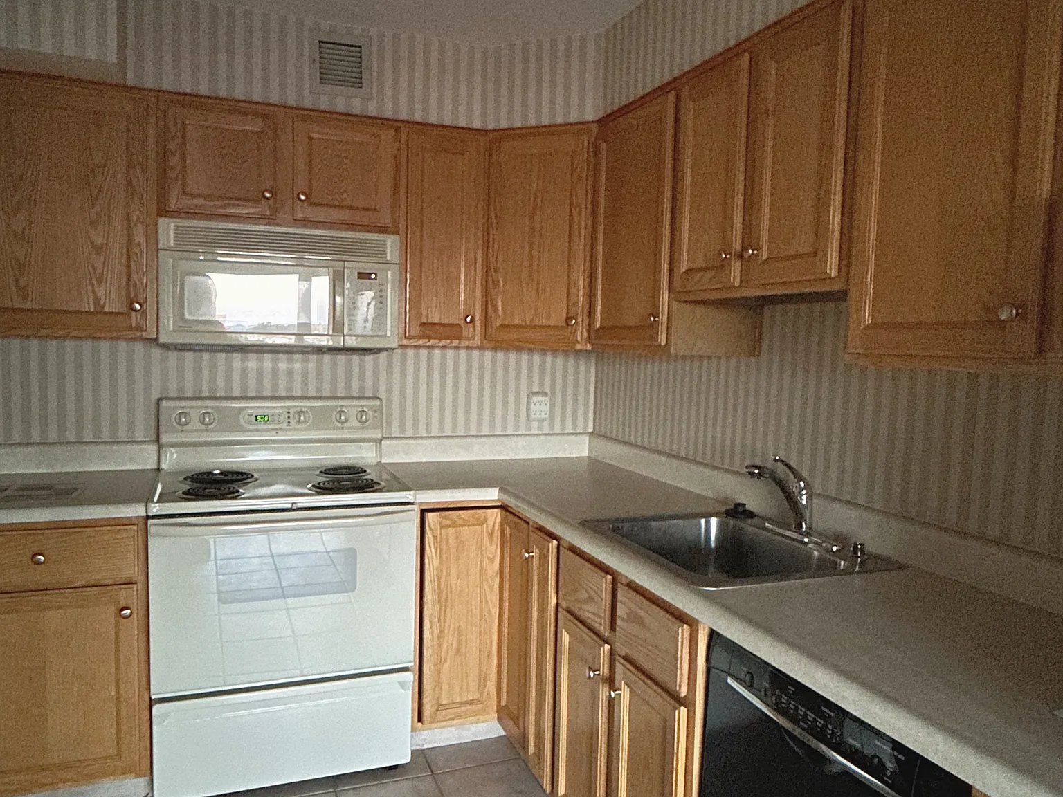 2 bed, 1016 sqft, $1,700 — Photo 3