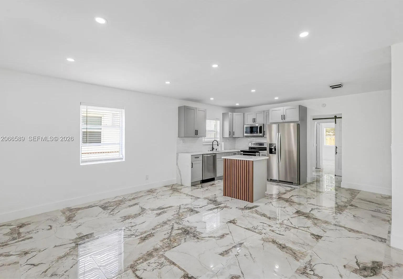 Lauderdale Pines — Photo 4
