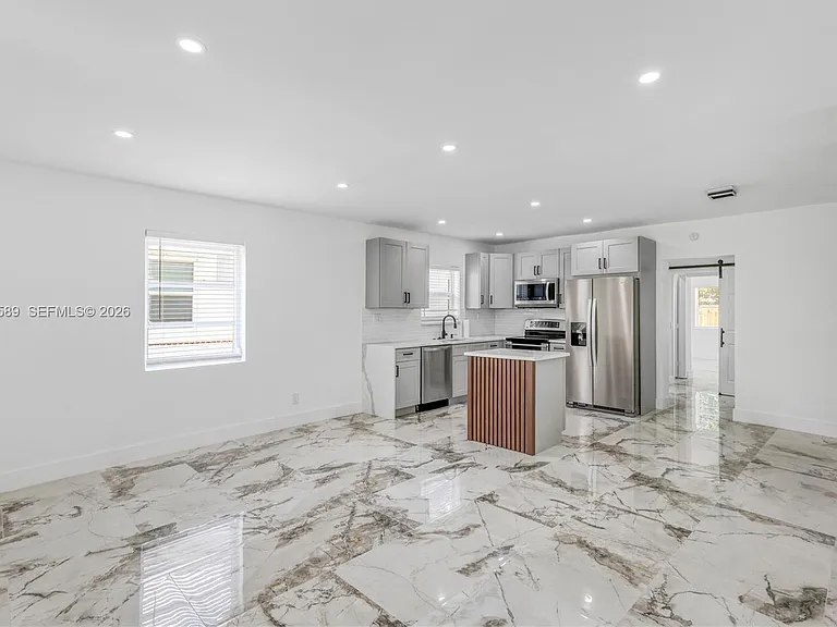 809 SW 17th St — Photo 4