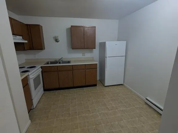 510 E Main St APT 12, Hartford, MI 49057