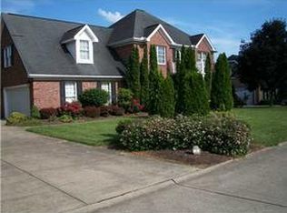 131 Willowood Cir, Hurricane, WV 25526