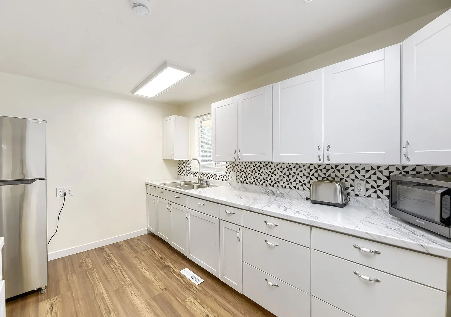 Evolve Real Estate: Beautifully Updated Ranch in Mayfair ParkAvailable for Immediate Move-In! — Photo 4