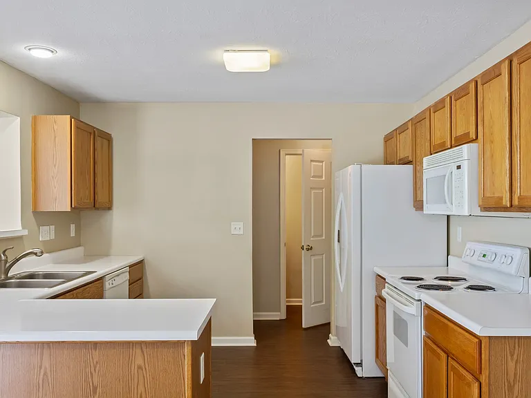 443 Indian Lake Dr — Photo 2