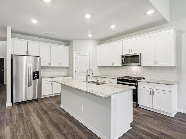 701 Easthill Dr — Photo 3