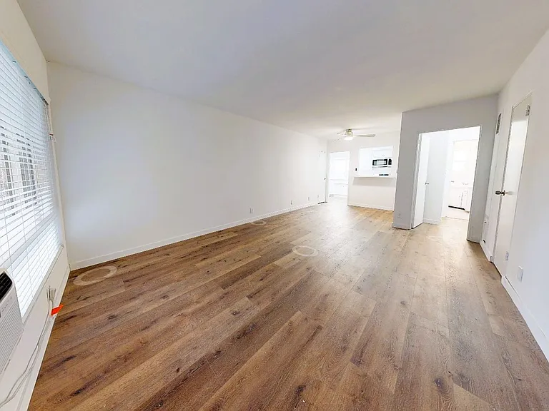 1815 N. Harvard Blvd — Photo 19