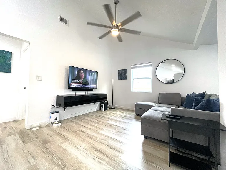 1821 30th Ave N #1 — Photo 2