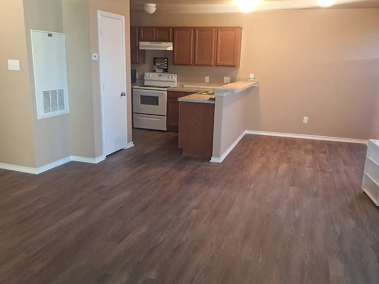 110 Ewing St — Photo 2