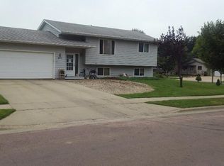201 Jeanne Cir, Hartford, SD 57033