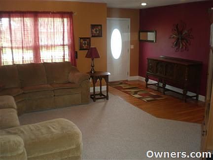Living Room w/ Tray Ceiling & Ceiling Fan