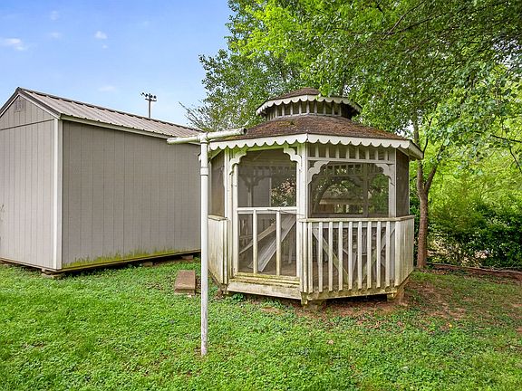 5th image of 407 Sunset Dr