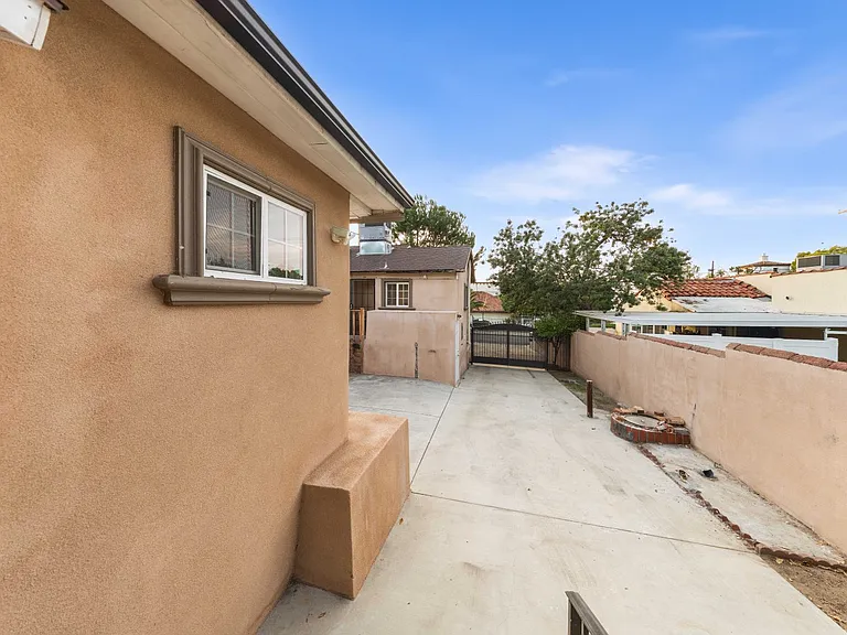 10554 Plainview Ave — Photo 45