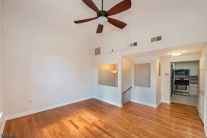 2 bed, 1.0 bath, $3,400 — Photo 3