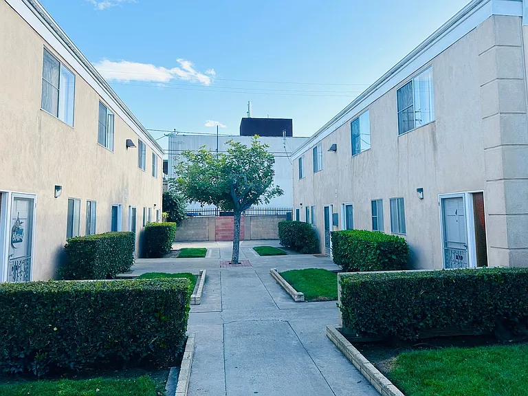 Lynrose Manor Apartments — Photo 28