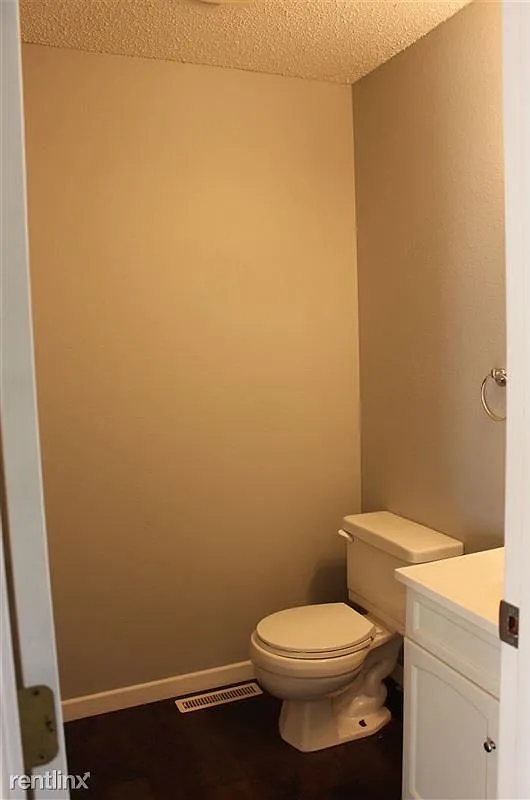3 bed, 1.5 bath, 1688 sqft, $2,040 — Photo 4
