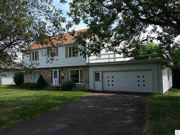 Facade, garage for 2 cars