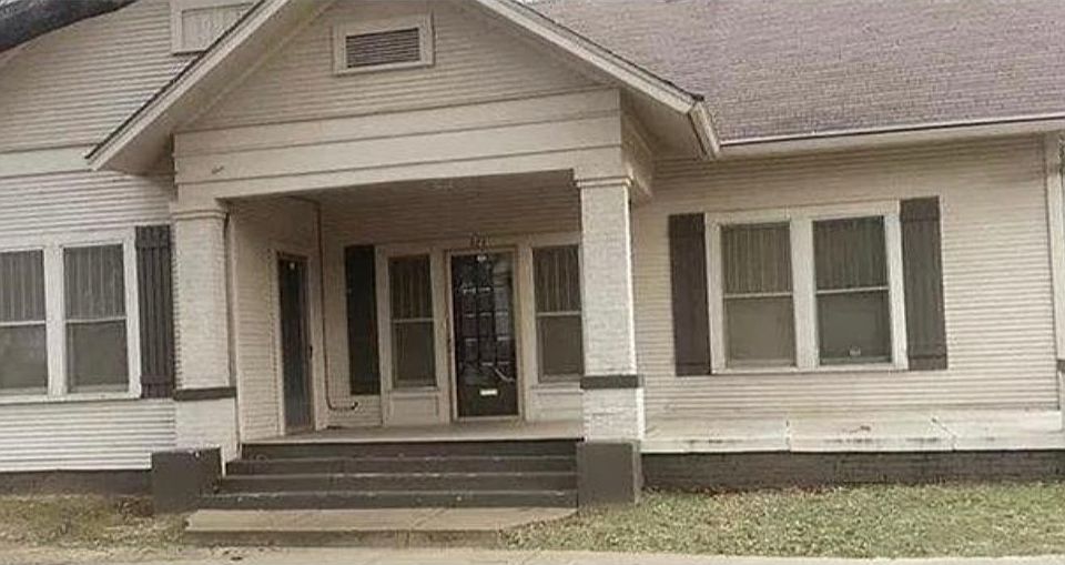 1st image of 921 N Spring Ave