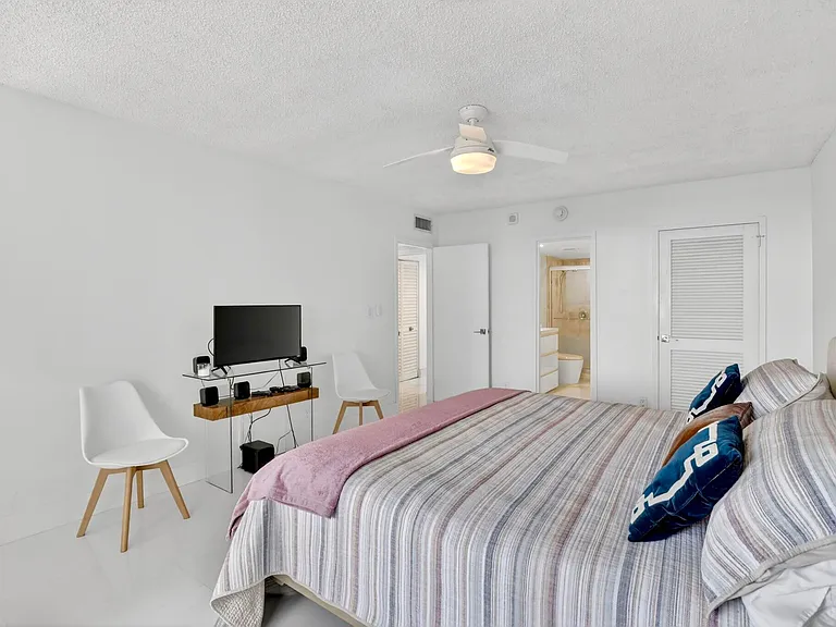1170 N Federal Hwy #501 — Photo 32