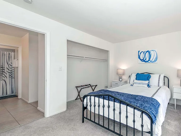 Barrington Lakes Apartments — Photo 14