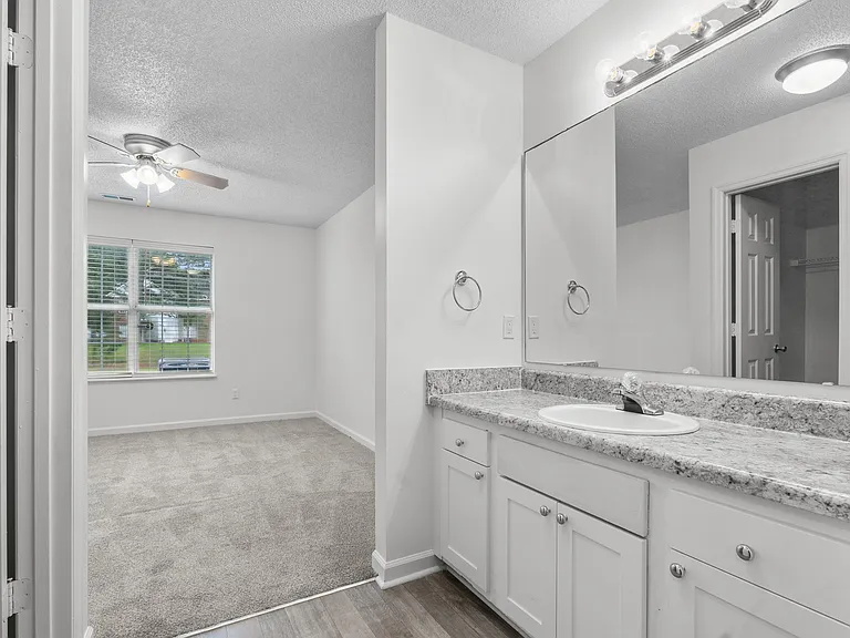 Skyside Landing Apartments — Photo 38
