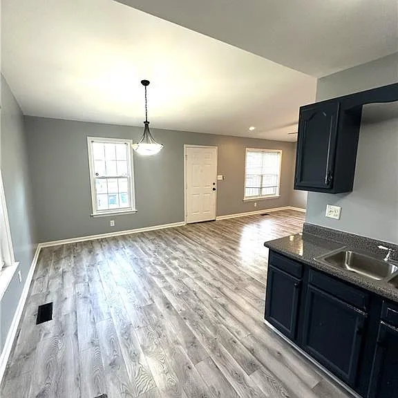 2127 Fairbrother St — Photo 2