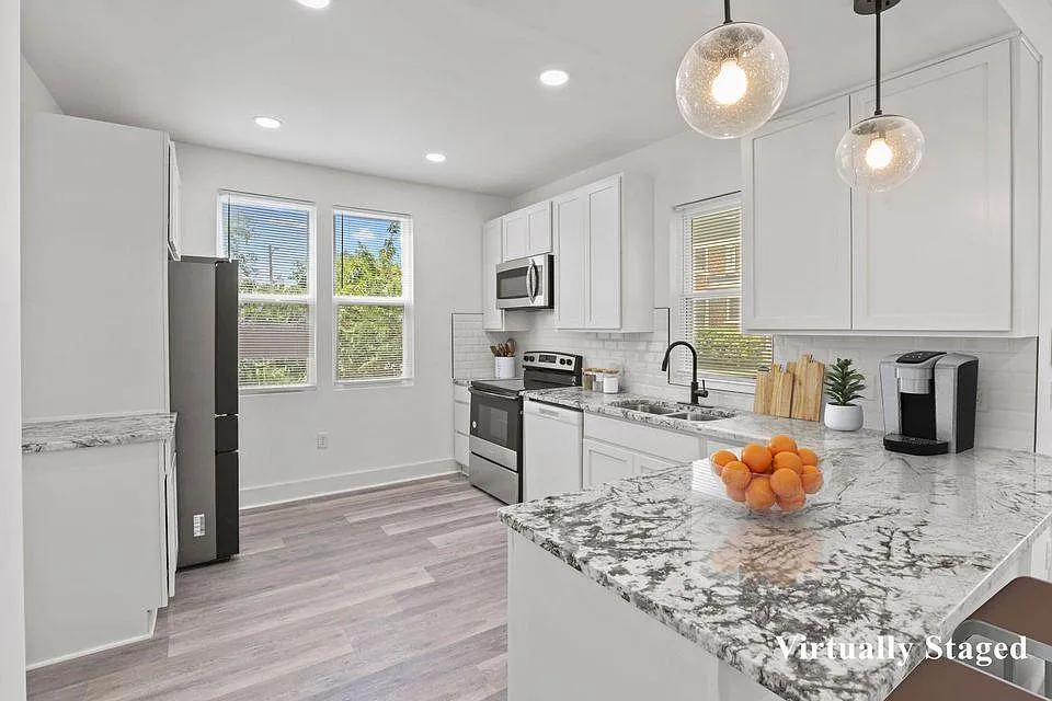 1087 E Sycamore St — Photo 2
