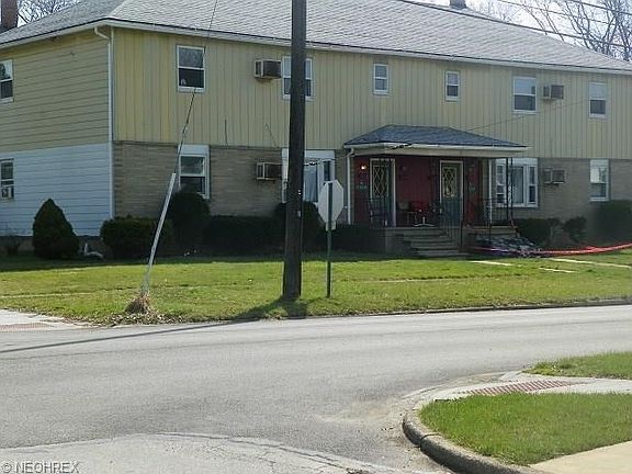 each side has an entrance for units up and down