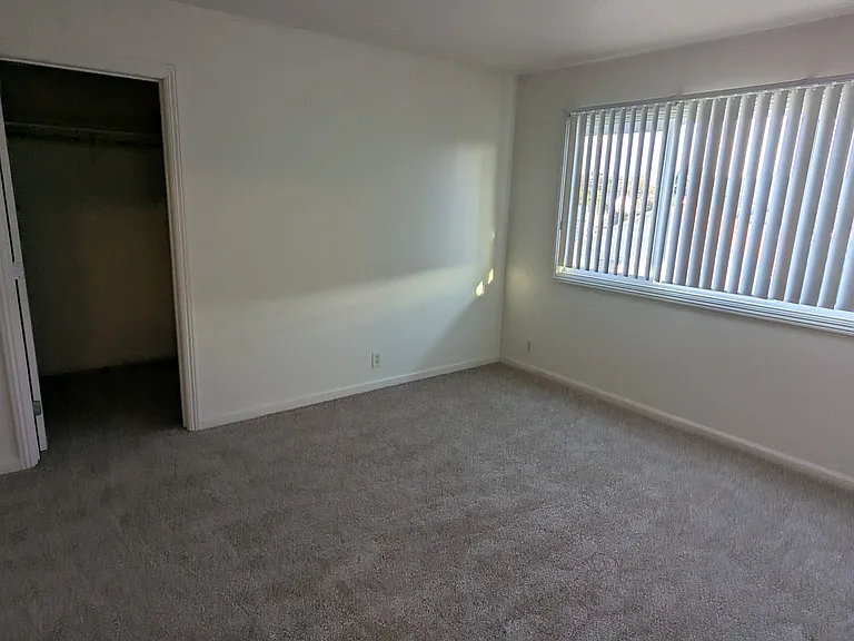 22335 Meekland Ave #UPSTAIRS — Photo 8