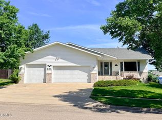 814 W Turnpike Ave, Bismarck, ND 58501