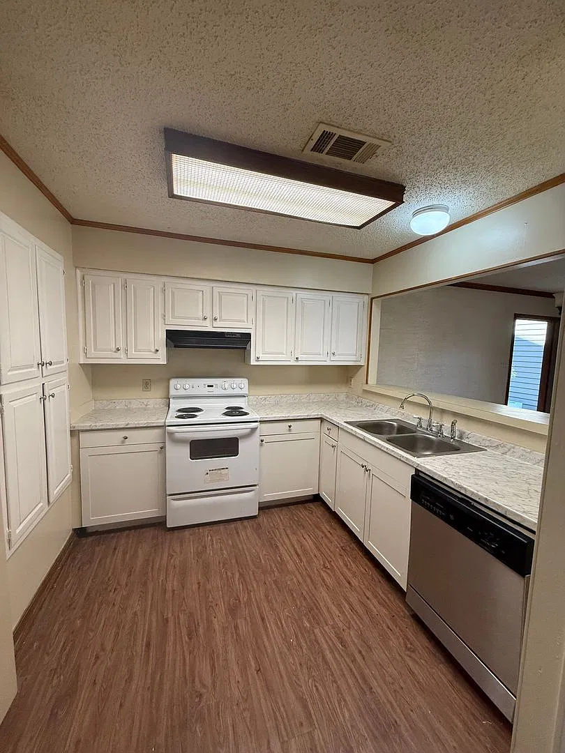 Beautiful and Clean three bedroom flat downstairs apartment with a big private patio. — Photo 2