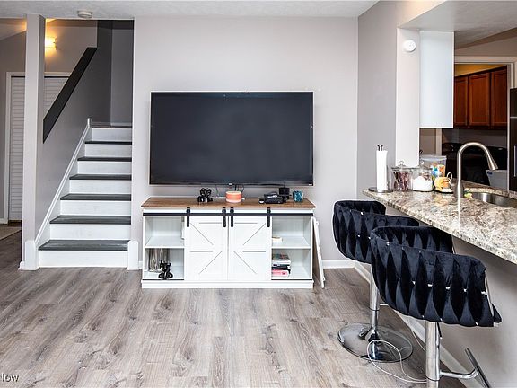 5th image of 43 Woodbury Ln #36