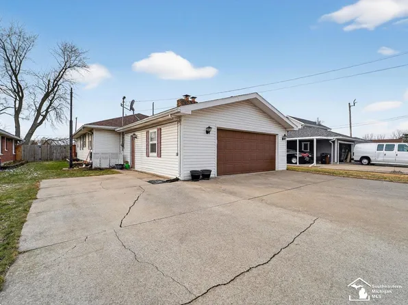 6242 Jacobs St, Erie, MI 48133