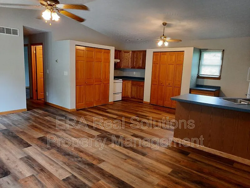 3 bed, 1.0 bath, 1040 sqft, $1,395 — Photo 4