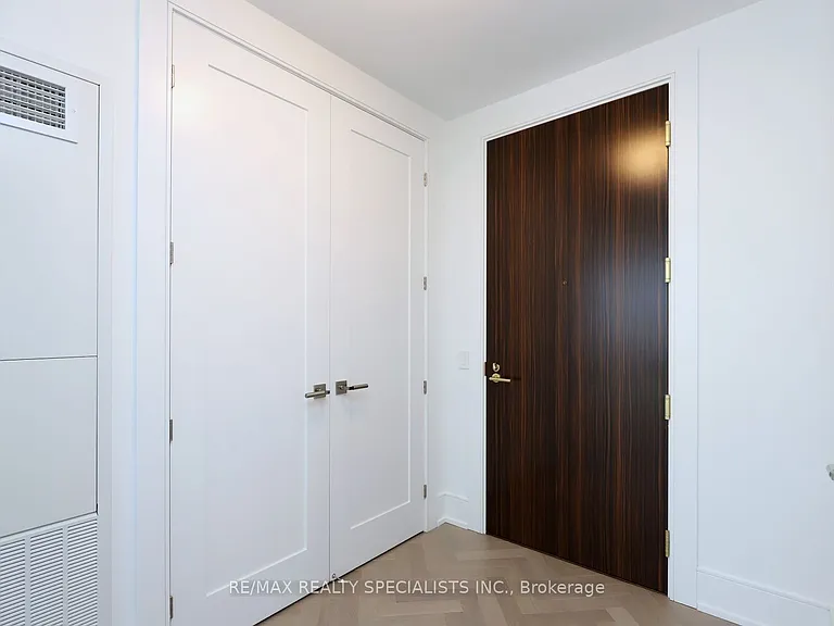 455 Wellington St W #704 — Photo 8