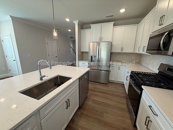 4th image of 111 Oakdale Forest Ln