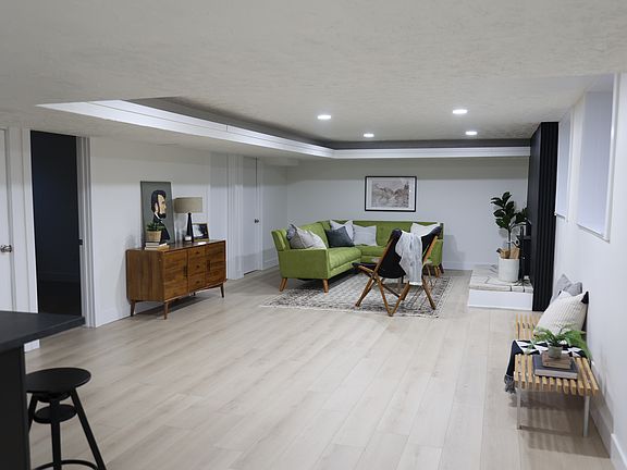 5th image of 827 E Nibley Cir