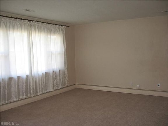 3rd image of 2913 E Malden Ave