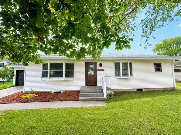 1416 Hillcrest Dr, Waverly, IA 50677