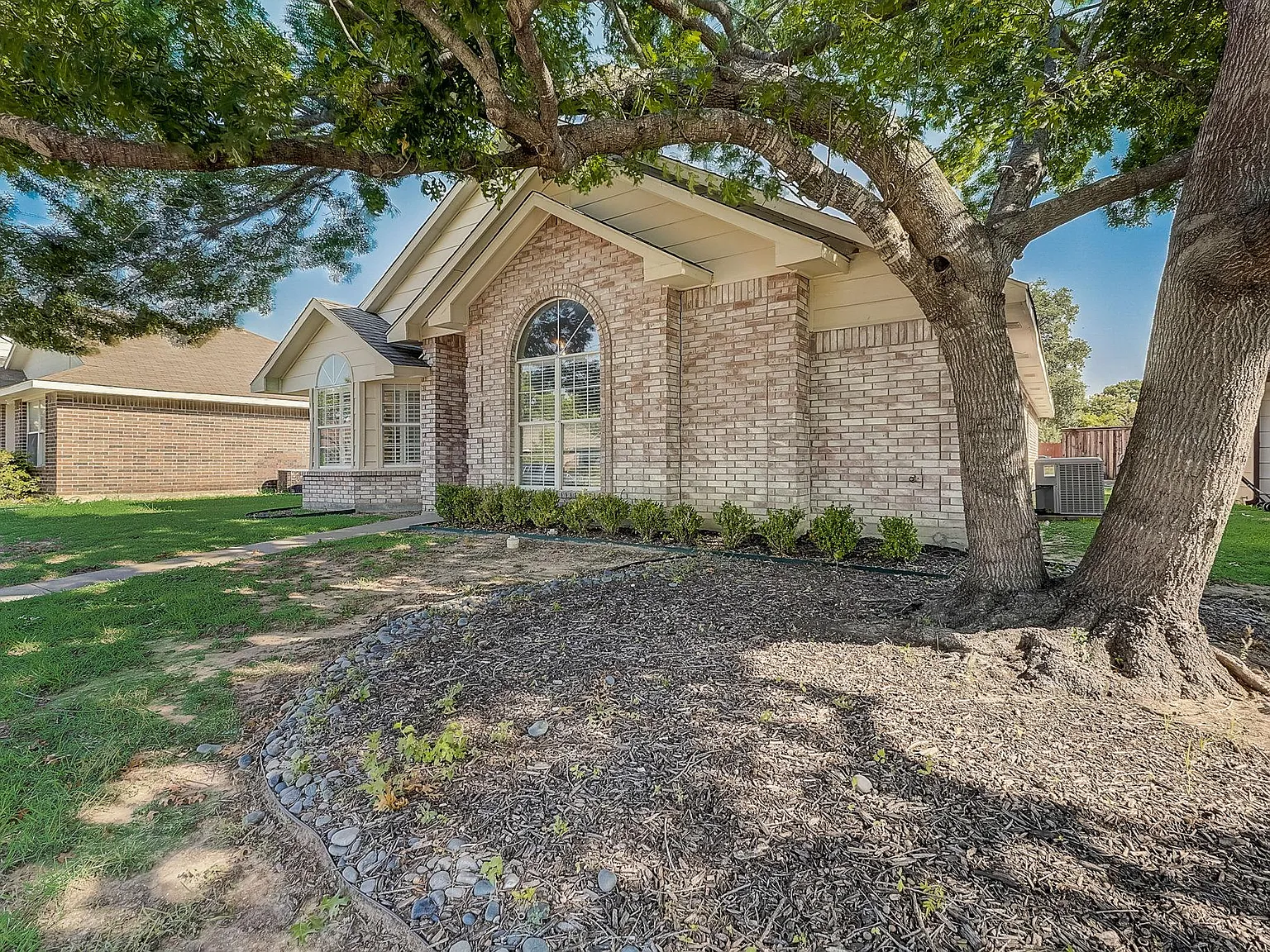 3 bed, 1319 sqft, $2,295 — Photo 4