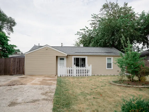 2352 Parkrose St, Crest Hill, IL 60403